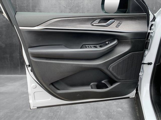 new 2025 Jeep Grand Cherokee car, priced at $50,686