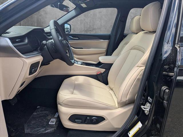 new 2025 Jeep Grand Cherokee car, priced at $48,000