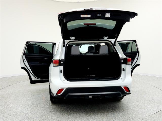 used 2022 Toyota Highlander Hybrid car, priced at $39,994