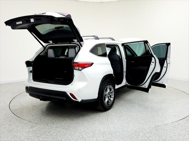 used 2022 Toyota Highlander Hybrid car, priced at $39,994