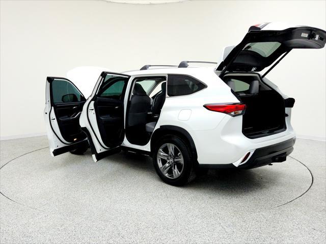 used 2022 Toyota Highlander Hybrid car, priced at $39,994