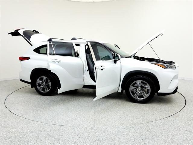 used 2022 Toyota Highlander Hybrid car, priced at $39,994