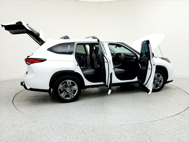 used 2022 Toyota Highlander Hybrid car, priced at $39,994