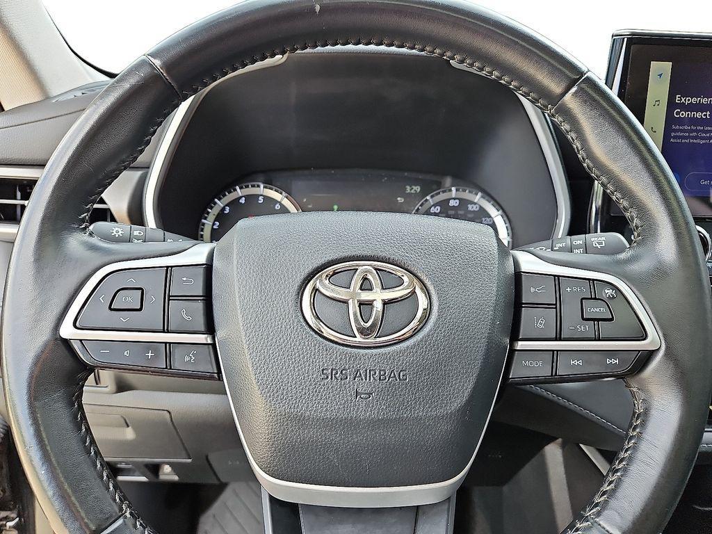 used 2023 Toyota Highlander car, priced at $32,000