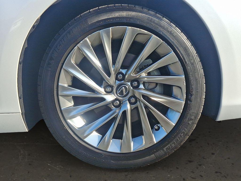 used 2022 Lexus ES 300h car, priced at $35,000