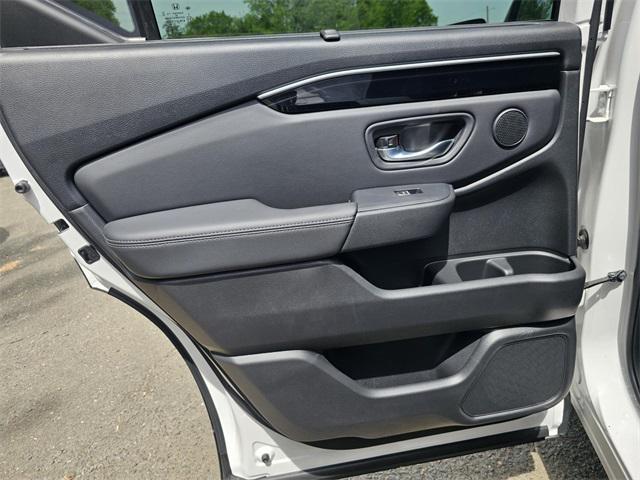 new 2025 Honda Pilot car, priced at $48,075