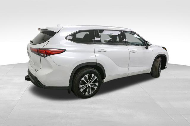 used 2022 Toyota Highlander car, priced at $38,010