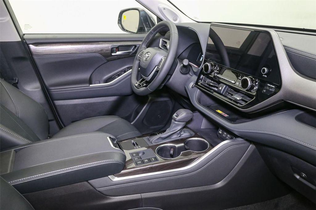 new 2025 Toyota Highlander Hybrid car, priced at $54,473