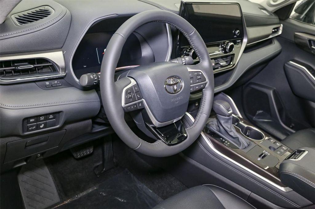 new 2025 Toyota Highlander Hybrid car, priced at $54,473