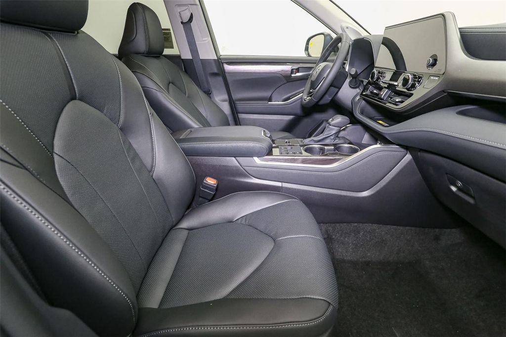 new 2025 Toyota Highlander Hybrid car, priced at $54,473
