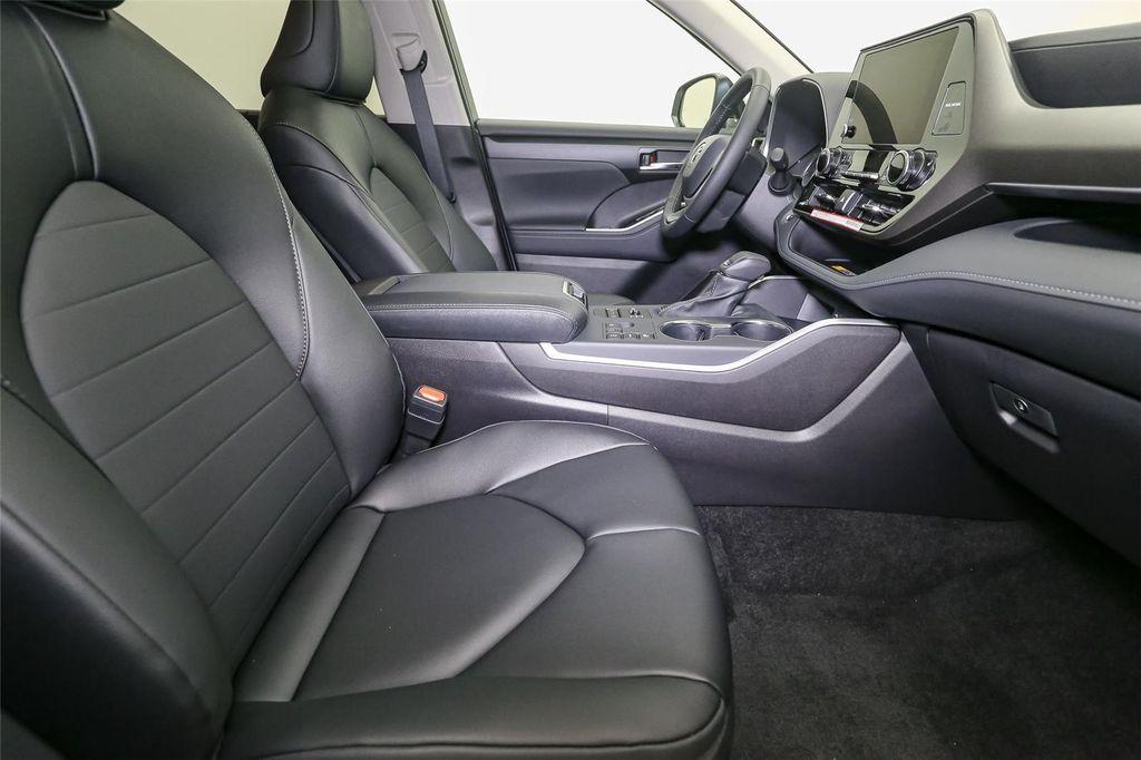 new 2025 Toyota Highlander car, priced at $47,779