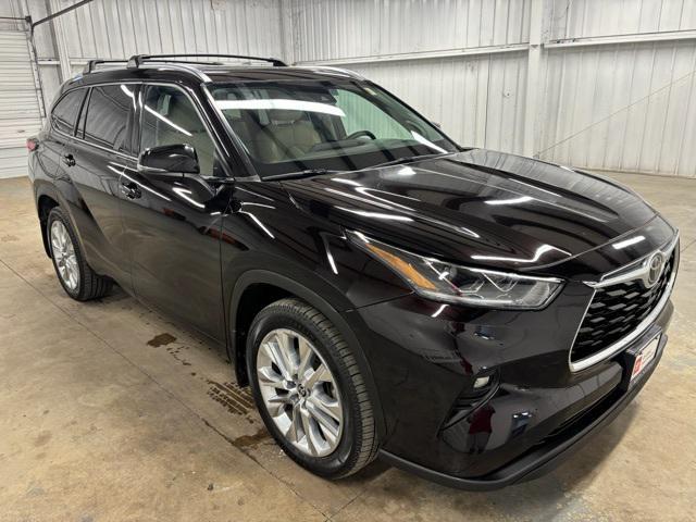 used 2022 Toyota Highlander car, priced at $34,574