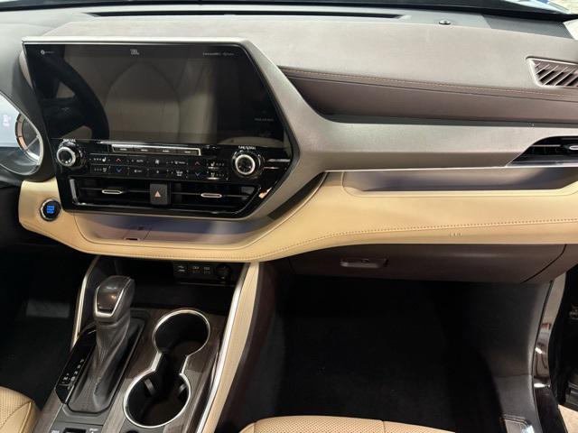 used 2022 Toyota Highlander car, priced at $34,574