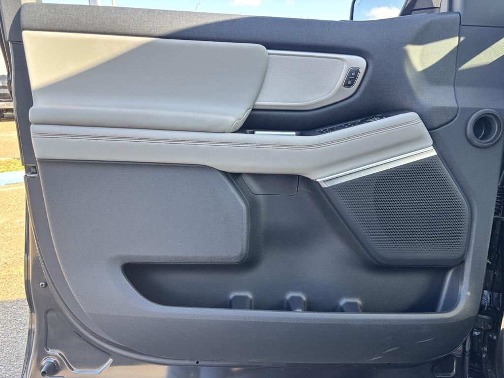 new 2025 Ford Expedition car, priced at $71,080