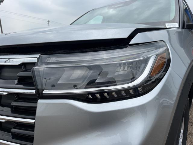 new 2025 Ford Explorer car, priced at $41,450