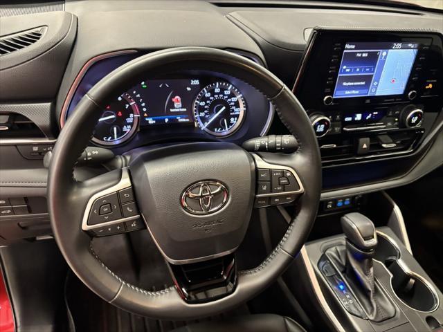 used 2022 Toyota Highlander car, priced at $32,149