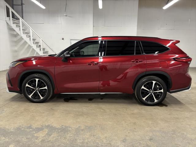 used 2022 Toyota Highlander car, priced at $32,149