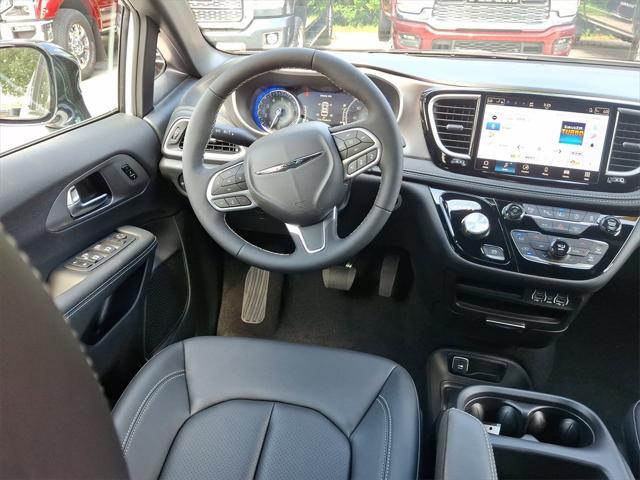 new 2025 Chrysler Pacifica car, priced at $39,658