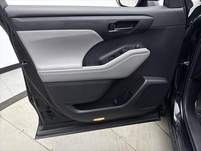 used 2022 Toyota Highlander car, priced at $33,799