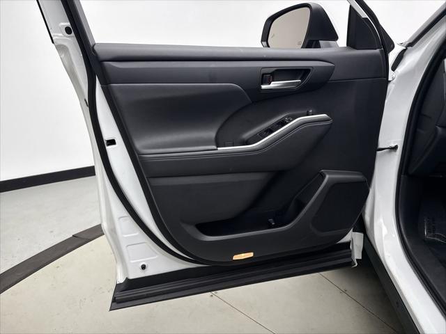 used 2023 Toyota Highlander car, priced at $38,899