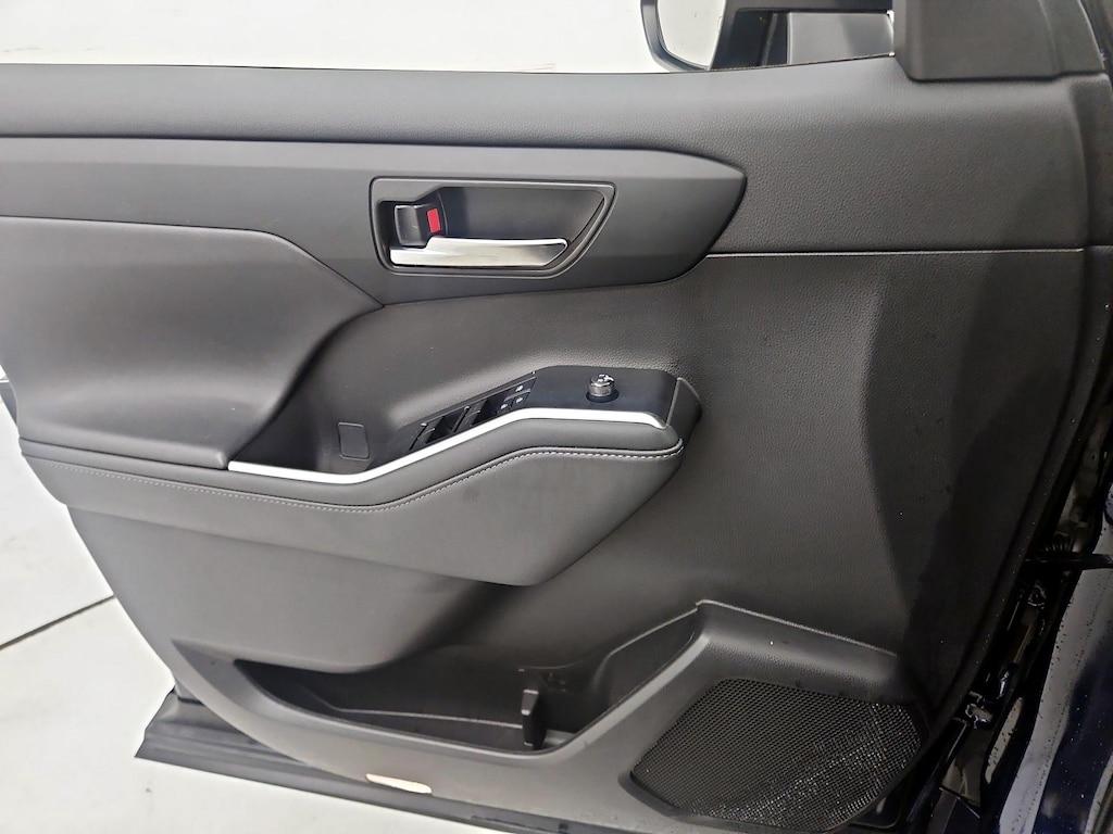 used 2022 Toyota Highlander car, priced at $38,998