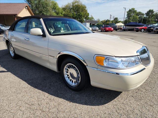 used 2000 Lincoln Town Car car, priced at $22,995