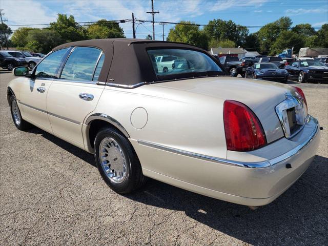 used 2000 Lincoln Town Car car, priced at $22,995