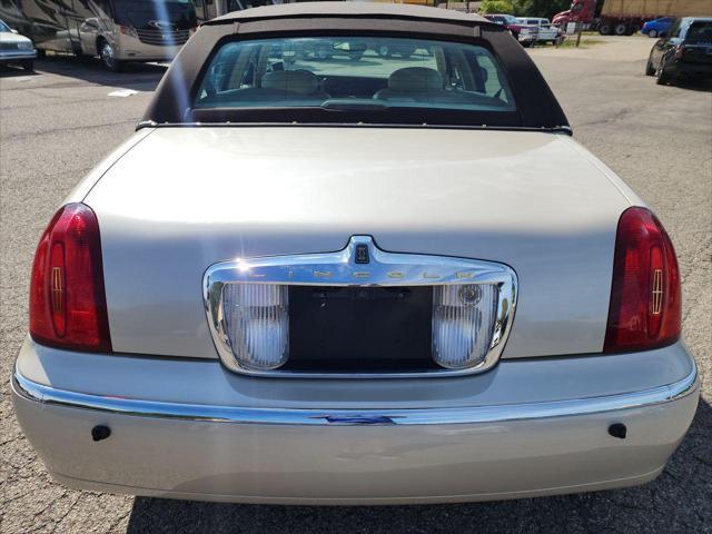 used 2000 Lincoln Town Car car, priced at $22,995