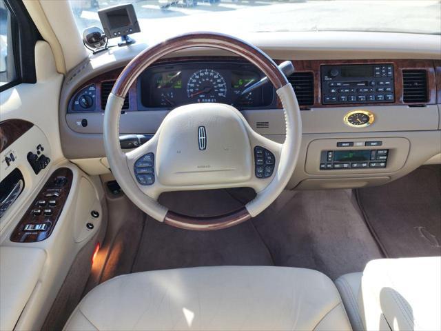 used 2000 Lincoln Town Car car, priced at $22,995