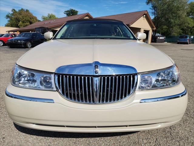 used 2000 Lincoln Town Car car, priced at $22,995