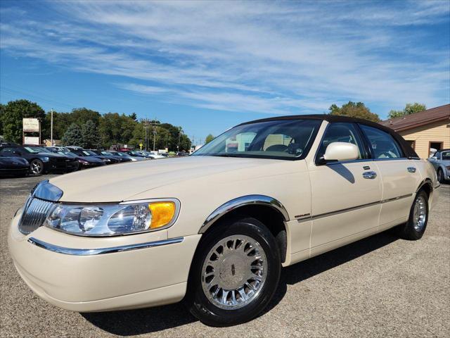 used 2000 Lincoln Town Car car, priced at $22,995