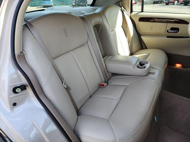 used 2000 Lincoln Town Car car, priced at $22,995