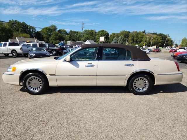 used 2000 Lincoln Town Car car, priced at $22,995