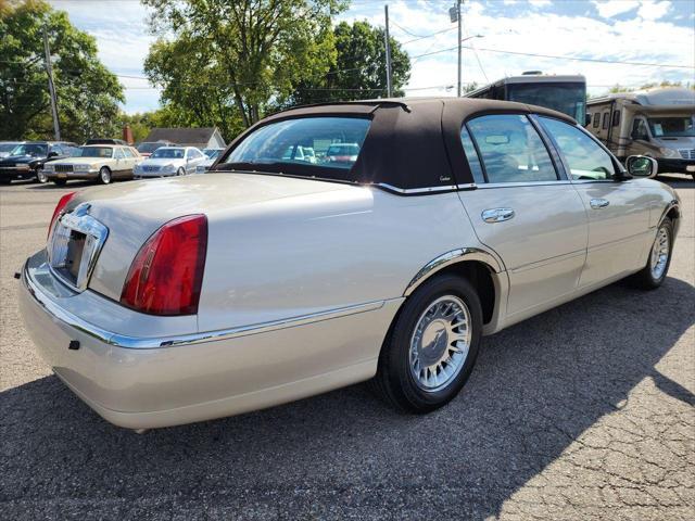 used 2000 Lincoln Town Car car, priced at $22,995