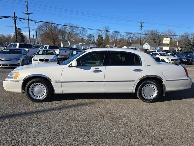 used 2000 Lincoln Town Car car, priced at $11,995