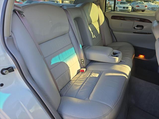 used 2000 Lincoln Town Car car, priced at $11,995