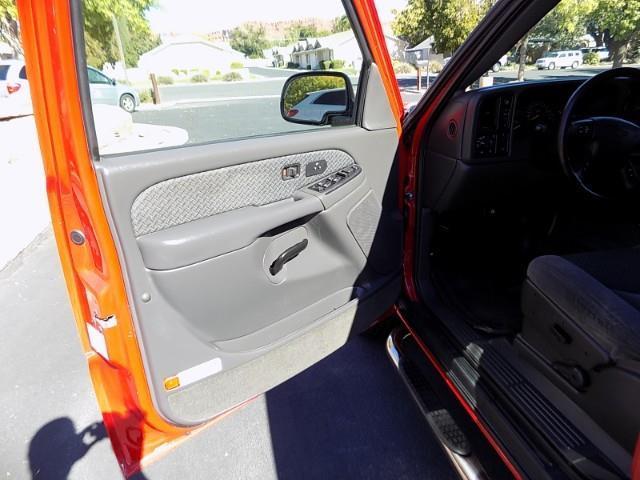 used 2004 Chevrolet Avalanche car, priced at $9,998