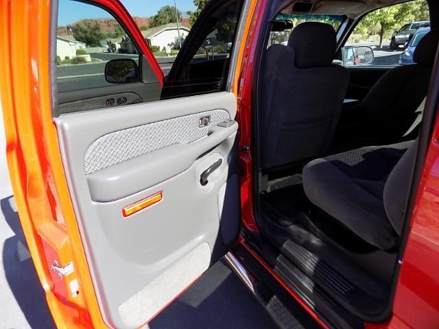 used 2004 Chevrolet Avalanche car, priced at $9,998