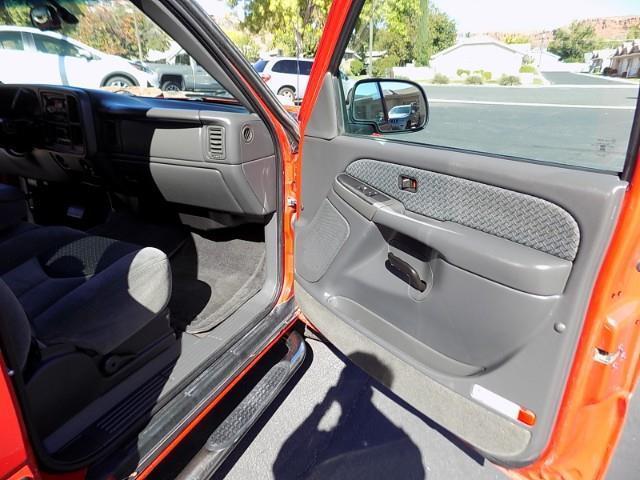 used 2004 Chevrolet Avalanche car, priced at $9,998