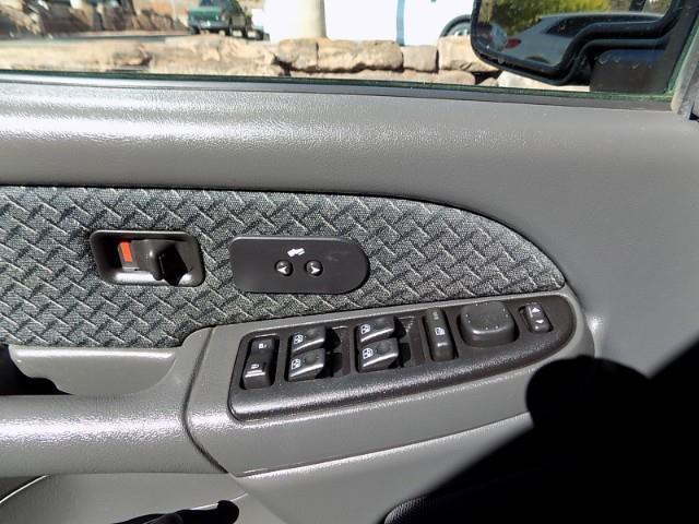 used 2004 Chevrolet Avalanche car, priced at $9,998