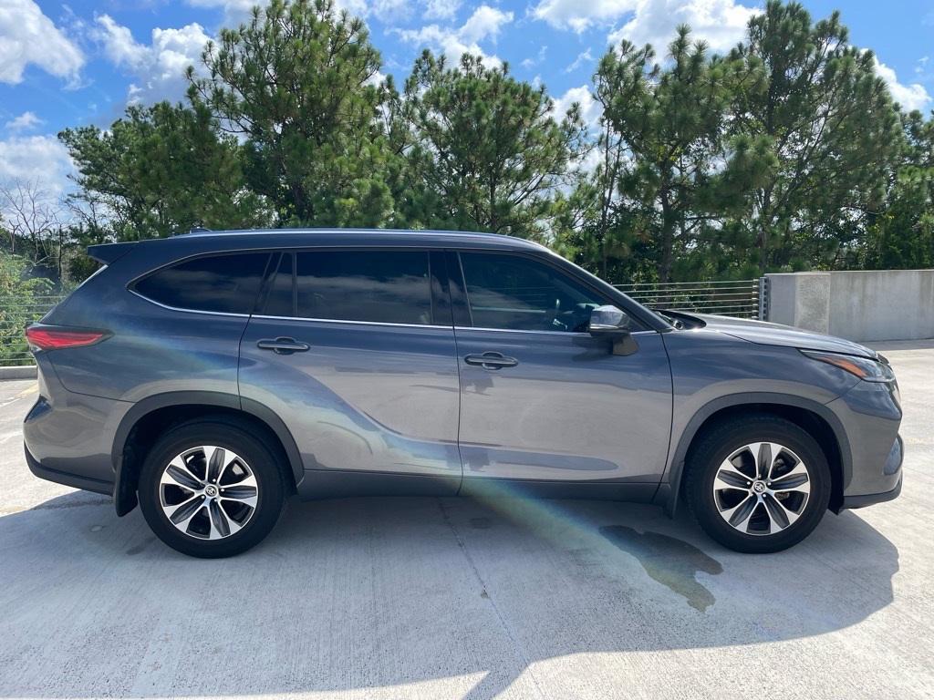 used 2021 Toyota Highlander car, priced at $24,657