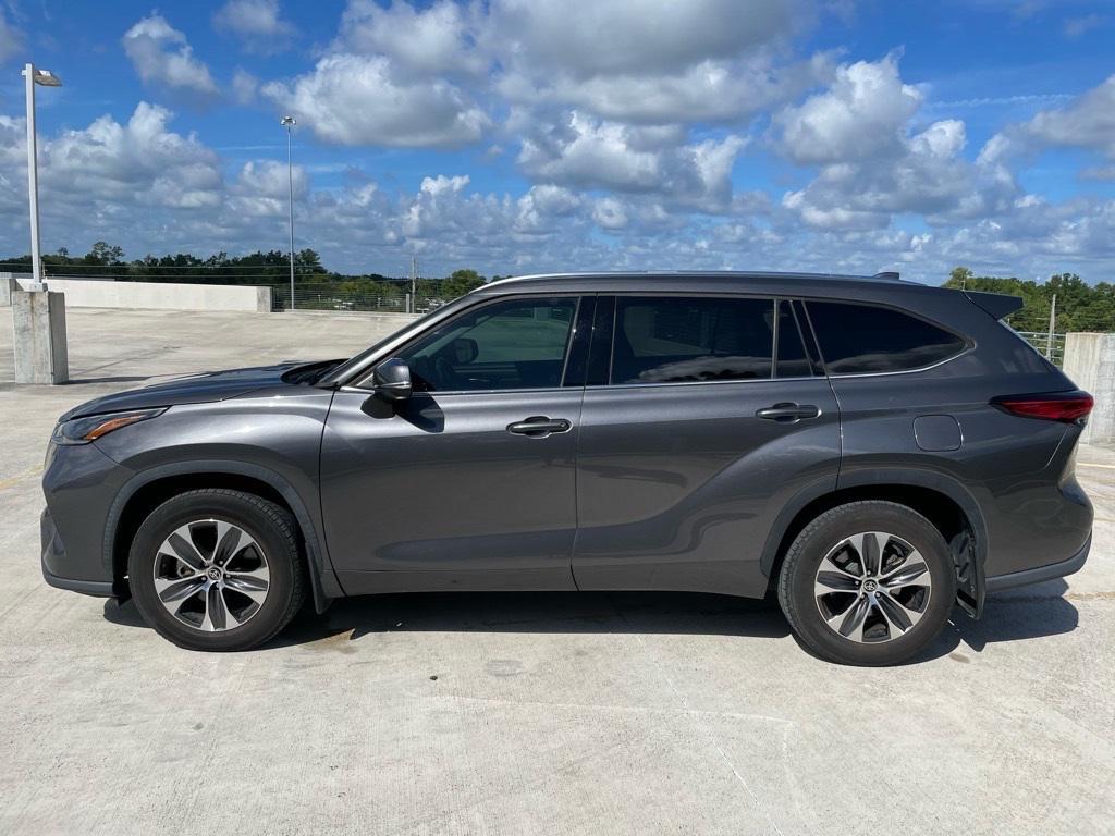 used 2021 Toyota Highlander car, priced at $24,657