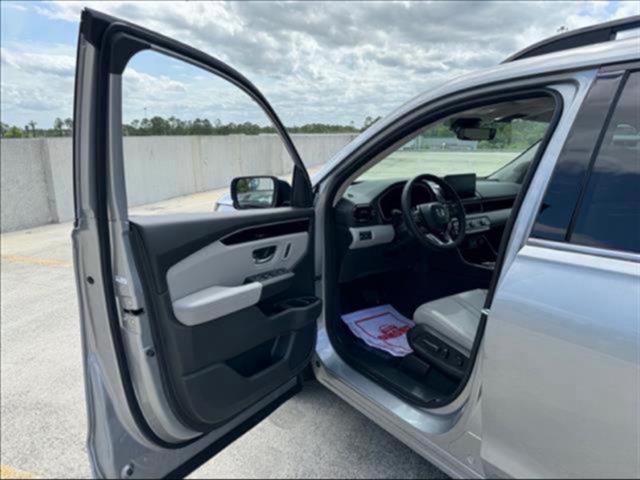 new 2025 Honda Pilot car, priced at $45,428