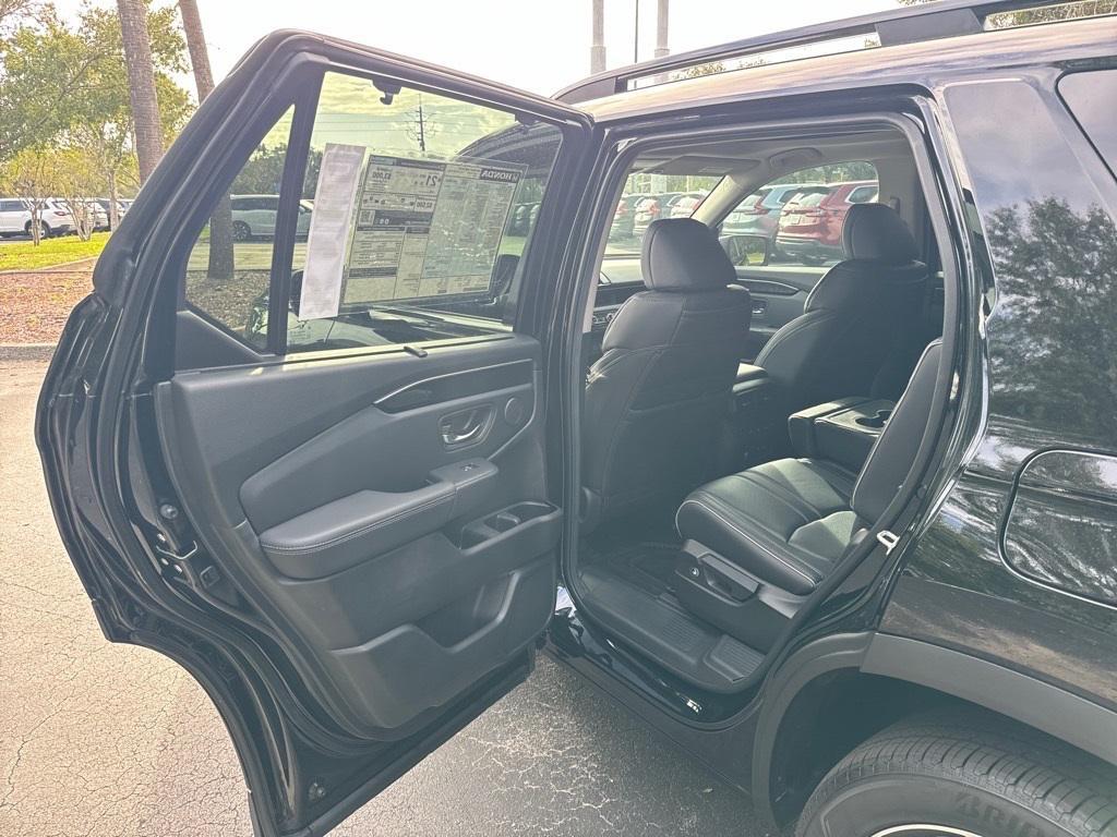 new 2025 Honda Pilot car, priced at $51,215