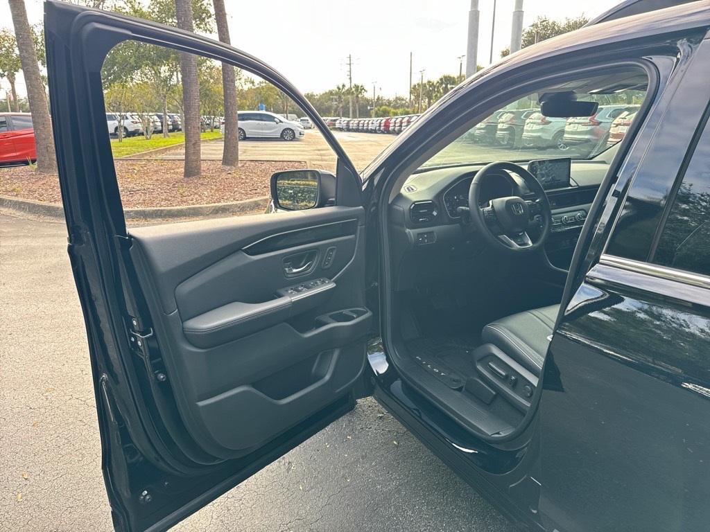 new 2025 Honda Pilot car, priced at $51,215