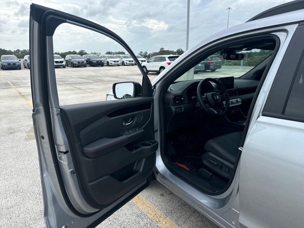 new 2025 Honda Pilot car, priced at $47,228