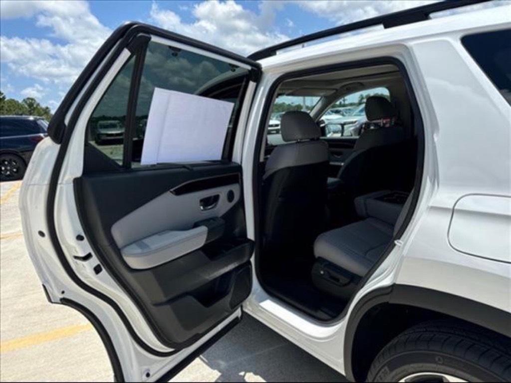 new 2025 Honda Pilot car, priced at $45,886