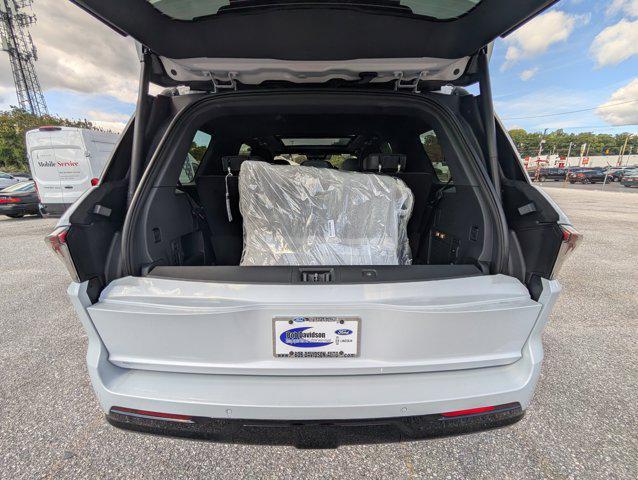 new 2025 Lincoln Navigator car, priced at $103,522