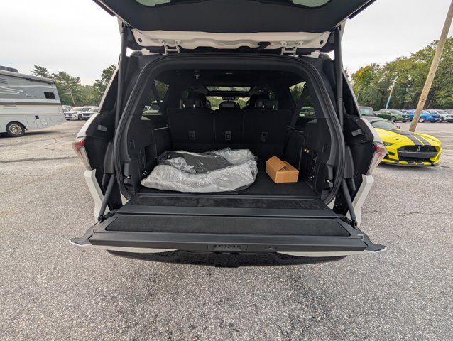 new 2025 Lincoln Navigator car, priced at $123,585