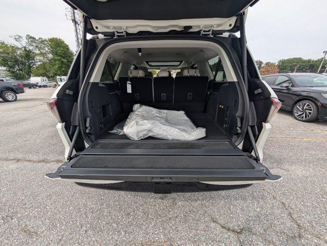 new 2025 Lincoln Navigator car, priced at $105,288